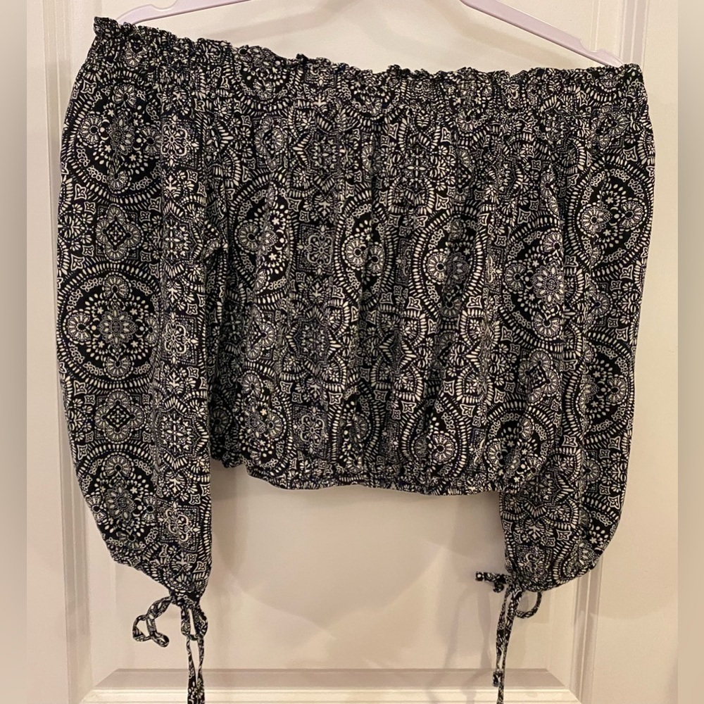 Live To Be Spoiled Cropped Blouse Sz M Black/White 3/4 Sleeves Off Shoulder - Picture 4 of 8